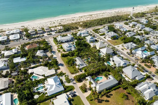 Meksika Körfezi kıyısındaki yeşil palmiye ağaçları arasında pahalı malikaneler Gasparilla Adası 'ndaki Boca Grande adlı küçük bir kasabada, ABD' nin güneybatısında. Zengin sahil manzaralı bir yer..