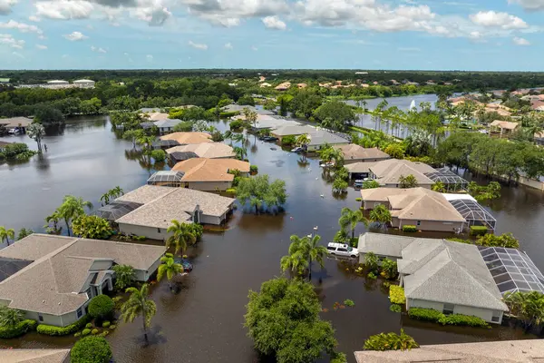 Debby Kasırgası yüzünden Florida 'da sel baskını. Sarasota 'daki sel sularıyla çevrili Laurel Meadows yerleşim bölgesindeki banliyö evleri. Doğal afetten sonra.