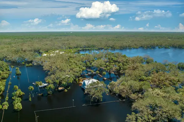Florida yerleşim bölgesindeki Ian kasırgasından sonra evlerin etrafını su basmış. Doğal afetin sonuçları..