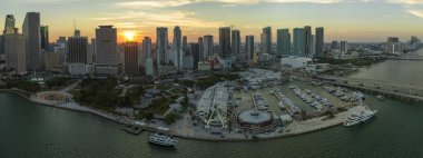 Brickell 'in yüksek aydınlık gökdelenleri, finans merkezi. Bayside Pazarı 'ndaki Miami Gözlem Çarkı' nda gün batımında Biscayne Körfezi suyu ve ABD şehir manzarası yansımaları görülüyor..