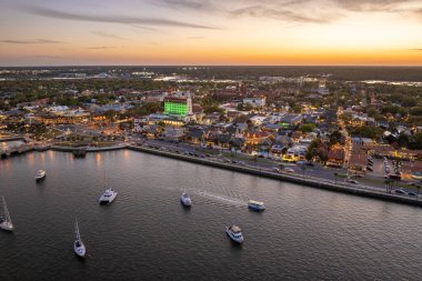 Tarihi Amerikan şehir mimarisi. St. Augustine, Florida 'nın eski şehri. Yukarıdan sokaklar ve binalar.