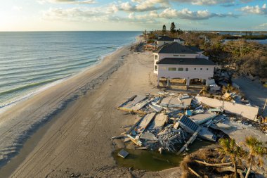 Milton Kasırgası 'nın Florida' daki Manasota Key üzerindeki sonuçları. Deniz kıyısındaki yıkılmış evler. Fırtına şiddetli hasar verdi..