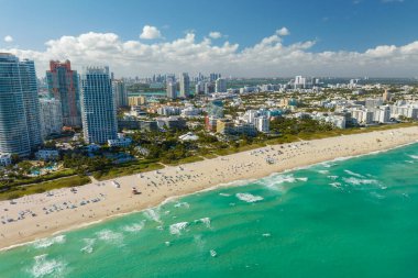 Yüksek lüks otelleri, apartmanları ve kumsallı sahili olan Miami Beach City..