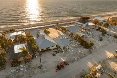 Doğal felaket ve sonuçları. Kasırga Florida kıyı bölgesindeki evleri ve duvarları yıktı.