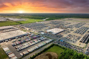 Fabrika otoparkında dağıtım için yeni arabalar.
