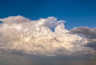Mavi Florida semalarında yağmur bulutları oluşuyor. Renkli yaz gökyüzü.