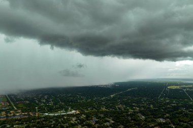 Yaz mevsiminde Florida kırsalında sağanak yağmur. Fırtınalı bulutlardan akan yağmur suyu.