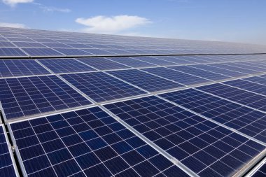 Çatıya temiz ekolojik elektrik enerjisi üretmek için güneş fotovoltaik panelleri yerleştirildi. Sıfır emisyon kavramı ile yenilenebilir elektrik.