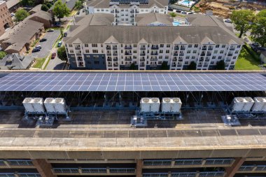 Temiz ekolojik elektrik enerjisi üretmek için konut binasının tepesine güneş fotovoltaik panelleri yerleştirildi. Sıfır emisyon kavramı ile yenilenebilir elektrik.