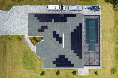 Evin çatısına temiz ekolojik elektrik enerjisi üretmek için güneş fotovoltaik panelleri monte edildi. Emeklilik geliri kavramı için yenilenebilir elektriğe yatırım.