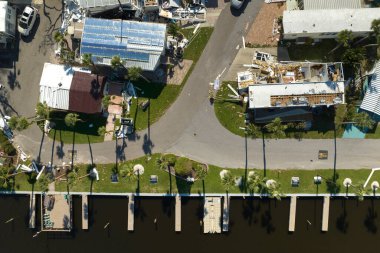 Şiddetli kasırga rüzgarları Florida gezici ev bölgesindeki özel evlere ağır hasar verdi. Doğal afetin sonuçları..