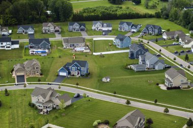 Rochester New York banliyösündeki en pahalı iki katlı özel evlerin en üst görüntüsü. Yüksek sosyetede yeni aile evleri. Amerikan banliyölerinde gayrimenkul geliştirme.
