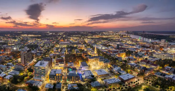 Georgia 'nın Savannah şehrinde. Gün batımında ABD şehir manzarası.