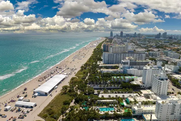 Güney Amerika 'da turizm altyapısı. Güney Sahili 'nin kumlu yüzeyi. Sıcak Florida güneşinde dinlenen turistler. Yüksek lüks otelleri ve apartmanları olan Miami Beach City..