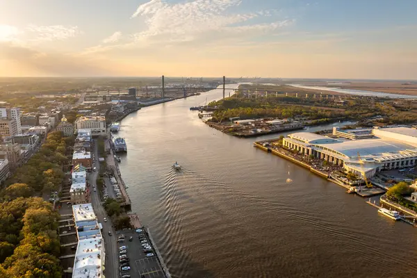Savannah, Georgia 'daki Waterfront River Caddesi. Eski tarihi şehrin tarihi Amerikan mimarisi. ABD Güney şehri gün batımında.