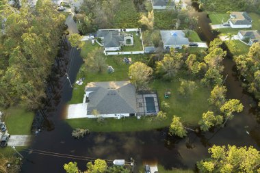 Florida yerleşim bölgesinde sağanak yağıştan sonra yerleşim yerlerini çevreleyen yüksek su baskınları. Doğal afetin sonuçları..