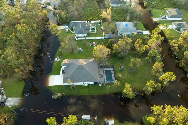 Florida yerleşim bölgesinde sağanak yağıştan sonra yerleşim yerlerini çevreleyen yüksek su baskınları. Doğal afetin sonuçları..