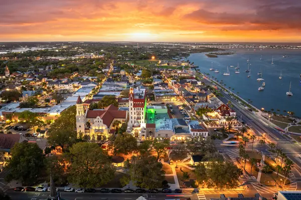 Tarihi Amerikan şehir mimarisi. St. Augustine, Florida 'nın eski şehri. Yukarıdan sokaklar ve binalar.