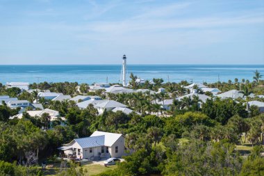 Florida 'nın güneybatısındaki Gasparilla Adası' ndaki Boca Grande adasında büyük konutlar ve uzun deniz feneri. Kırsal ABD banliyölerindeki Amerikan rıhtım evleri.