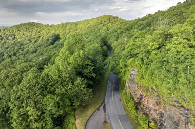 Kuzey Carolina Appalachian dağlarındaki dağ geçidi yolu, ABD. Blue Ridge Parkway Yazın yağmur mevsiminde.