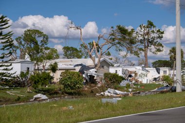 Doğal afet sonuçları. Florida yerleşim bölgesindeki kasırga mobil evleri tarafından ağır hasar gördü.