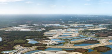 Florida banliyölerindeki hazır topraklarda konut inşaatına hazır yeni bir banliyö bölgesi. ABD 'de emlak piyasası.