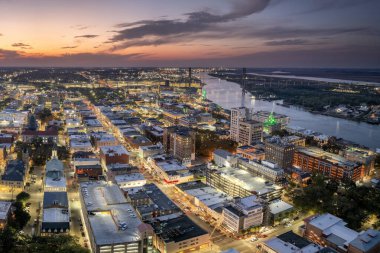Savannah, Georgia 'da tarihi mimarisi olan panoramik şehir manzarası. Akşamları Güney Amerika mimarisi.