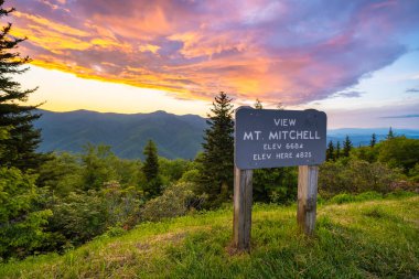Kuzey Carolina Appalachian dağlarındaki Blue Ridge Parkway 'de manzaralı bir yolculuk. Mitchell dağı gözlem noktasını gözden kaçırır..