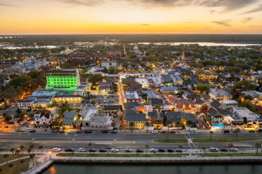 St. Augustine, Florida. Geceleyin eski tarihi şehrin tarihi Amerikan mimarisi. ABD Güney şehir manzarası.