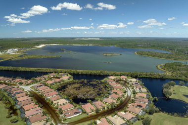 Etrafı Ian Kasırgası ile çevrili sel suları Florida yerleşim bölgesindeki evleri sarıyor. Doğal afetten sonra.