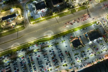 Akşam vakti Florida, North Port 'ta alışveriş merkezlerinde ve küçük işletmelerde trafik yoğunluğu. ABD ulaştırma ve perakende altyapı kavramı.