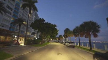 Araba bakış açısı. Miami, Florida 'daki şehir sokağında gece araba sürüyor. Ulaşım ve trafik kavramı