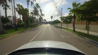 Araba bakış açısı. Venedik 'te şehir caddesinde araba sürüyor. Ulaşım ve trafik kavramı