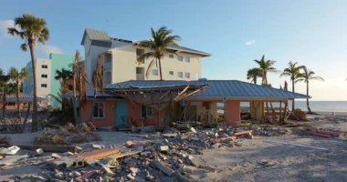 Okyanus kıyısındaki yıkılmış evler. Milton Kasırgası 'nın sonuçları Englewood, Florida' da. Fırtına şiddetli hasar verdi.