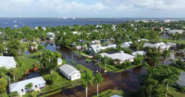 Punta Gorda, Florida 'daki Milton Kasırgası' ndan kalma su altı evleriyle dolu bir yerleşim bölgesi. Güney Amerika 'daki doğal afet sonrası