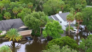 Debby Kasırgası yüzünden Florida 'da sel baskını. Sarasota 'da sel sularıyla çevrili yerleşim yerlerindeki banliyö evleri. Doğal afetten sonra