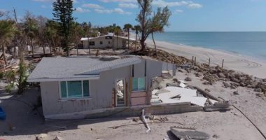 Milton Kasırgası 'nın Florida' daki Manasota Key üzerindeki sonuçları. Deniz kıyısındaki yıkılmış ev. Fırtına şiddetli hasar verdi.