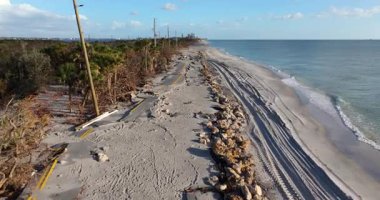 Milton Kasırgası dalgası Blind Pass Plajı 'ndaki Manasota Key yolunu yok etti. Florida 'daki liman altyapısında ciddi hasar var..