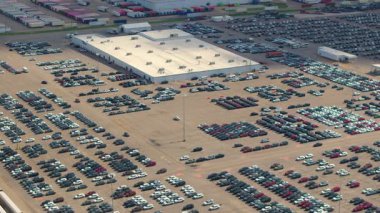 Dünya çapında ihracat için otomotiv fabrikasının otoparkına park edilmiş yeni arabalar. Dağıtıcı araç envanteri ticareti