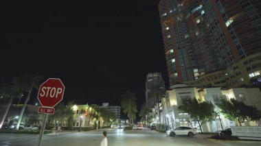 Gece Miami Beach caddesinde devriye geziyor. Florida yolu trafiği hareketli