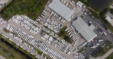 Satıcıların otoparkında satılık karavanlar var. Eğlence araçları sanayi satıyor
