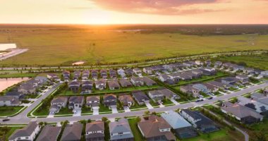 Güneybatı Florida 'da pahalı evleri olan zengin bir mahalle. Varlıklı banliyö bölgesi.