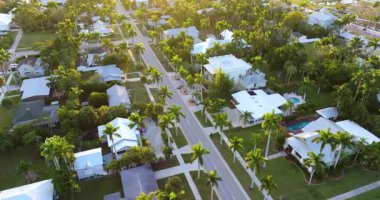 Güney Amerika şehir mimarisi. Punta Gorda, Florida eyaletinin kıyı kasabası. Yukarıdan sokaklar ve binalar