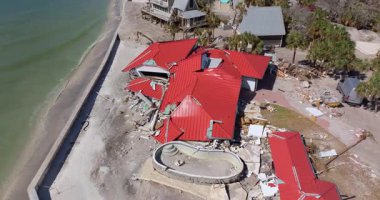 Fırtına dalgası, kasırganın neden olduğu okyanus kıyısındaki ciddi hasarlı yerleşim evleri. Florida 'da doğal afet sonuçları