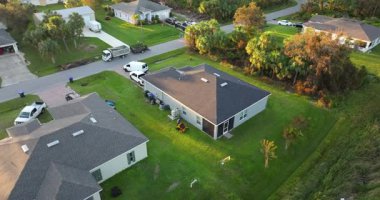 Yazın çim biçme işçisi sıfır çim biçme makinesiyle çim biçiyor. Kırsal kesimin arka bahçesini düzenlemek