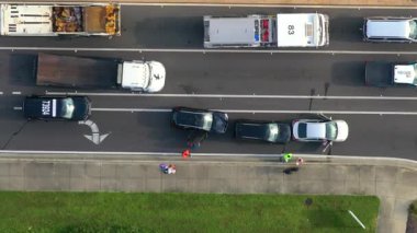 Florida 'da Amerikan caddesinde trafik kazası. ABD 'de trafik kazası kurbanlarına yardım eden ilk ekipler. Kaza yerine gelen acil servislerin hava görüntüsü
