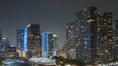 Florida, ABD 'de Miami Brickell şehir merkezindeki beton ve cam gökdelen binalarının gece görüntüsü. İşletme finans bölgesiyle Rıhtımlı Amerikan megapolis