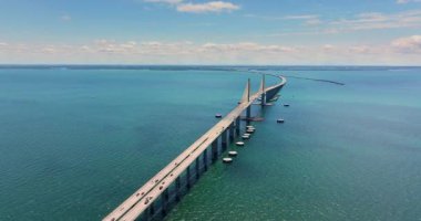Florida, ABD 'deki Sunshine Skyway Köprüsü. Tampa Körfezi üzerinde trafik.