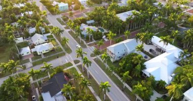 Punta Gorda 'nın havadan görünüşü, Florida' nın tarihi kıyı kenti. Dar sokakları ve eski binaları olan Güney Amerika mimarisi