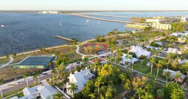 Punta Gorda 'nın havadan görünüşü, Florida' daki eski deniz kenti. Amerikan mimarisi